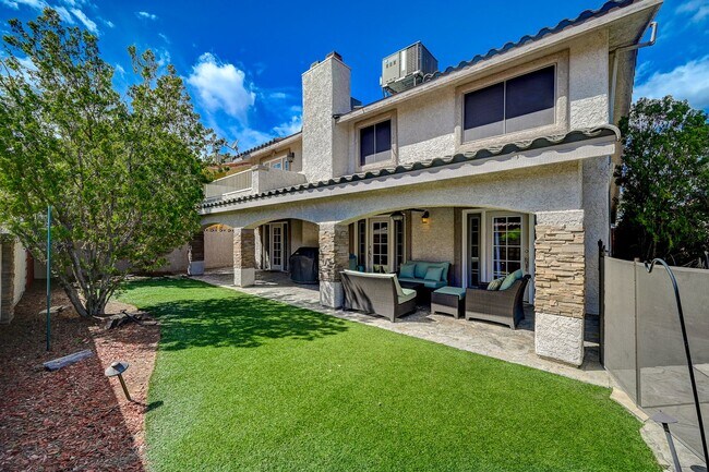 Building Photo - Charming 4 bedroom 3 bath fully furnished pool home in the heart of spring valley!