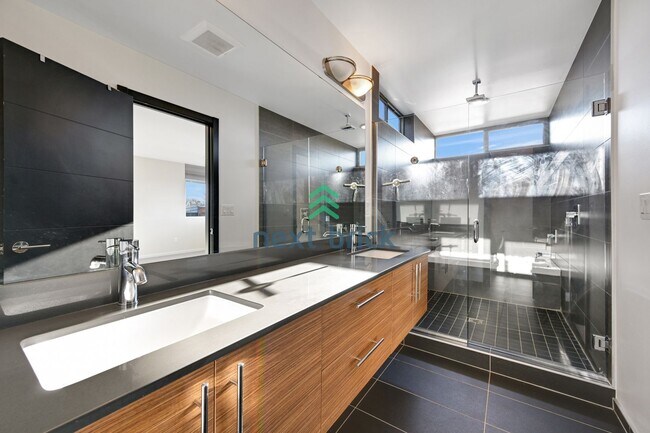 Building Photo - 3 BED & 2.5 BATH SINGLE FAMILY HOUSE FOR RENT