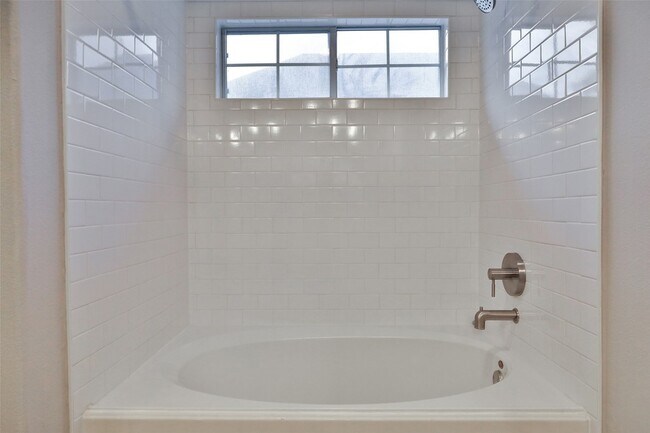 Building Photo - 1422 W 24th St