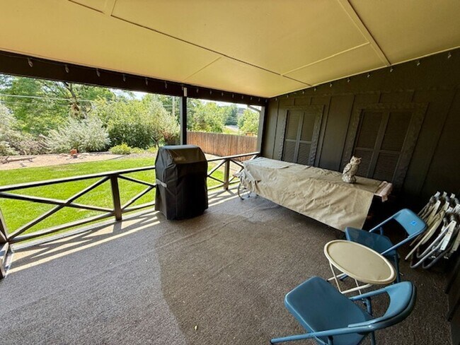 Building Photo - Unbelievable Lakewood Home