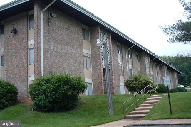 Building Photo - "Charming 2-Bed Condo Retreat in Oxon Hill...