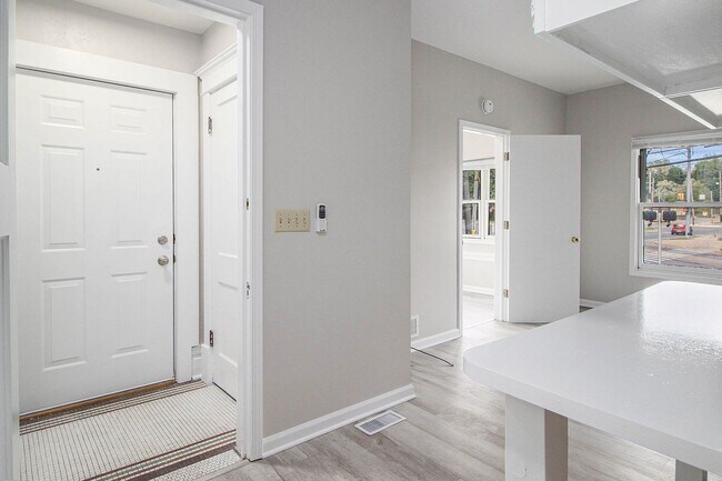 Building Photo - $799 Chic & Renovated 1BR with Style- Ask ...