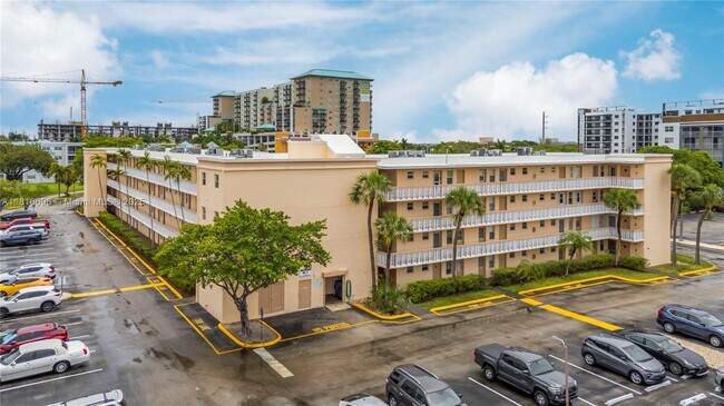 Building Photo - 505 E Dania Beach Blvd
