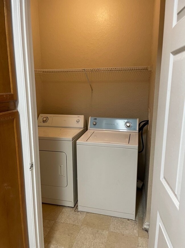 Building Photo - The Greens - 4221