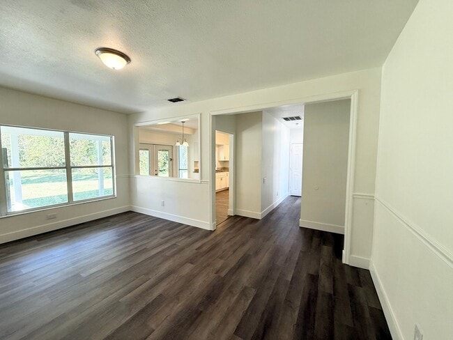 Building Photo - Beautifully Updated 4-Bedroom Home with Po...