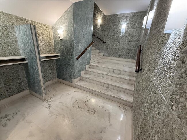 Building Photo - 880 Mandalay Ave