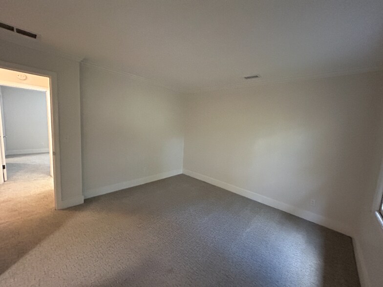 Building Photo - 3073 Colonial Way