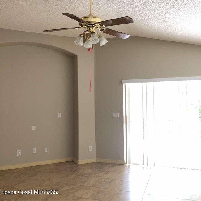 Building Photo - 1281 Rock Springs Dr