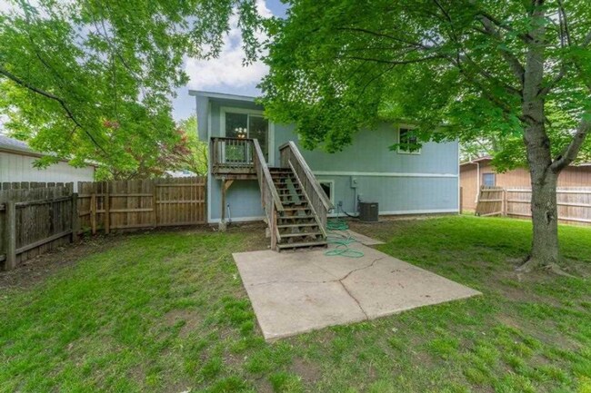 Building Photo - Cute 3 bedroom house near shopping, restau...