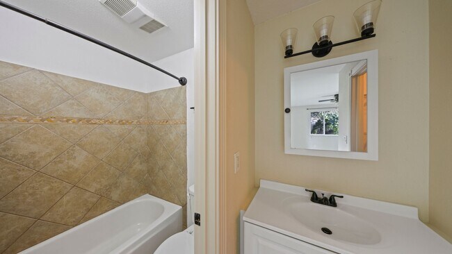 Building Photo - 3 Bed 2 Bath - Centrally Located - NAS Whidbey