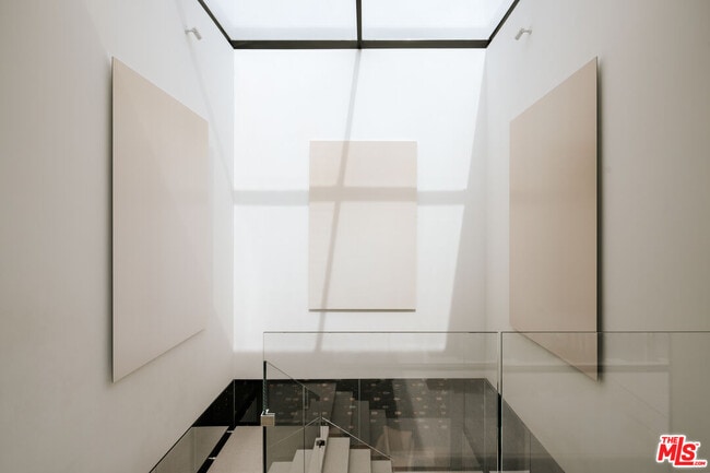 Building Photo - 1536 Blue Jay Way