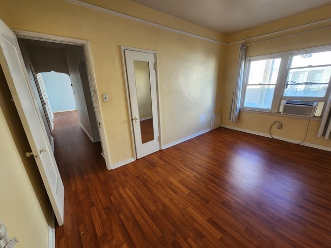 Building Photo - 126 N Almont Dr