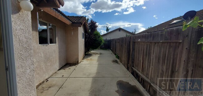 Building Photo - 2 Bedroom Santa Maria home available!