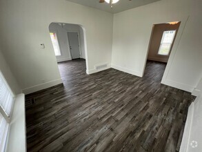 Building Photo - 2 bedroom house with fenced in back yard i...