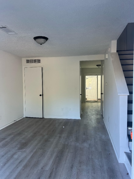 Building Photo - 3456 Macklen Rd