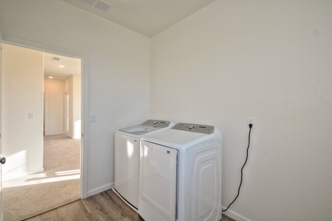 Building Photo - Newer home with solar AVAILABLE NOW!