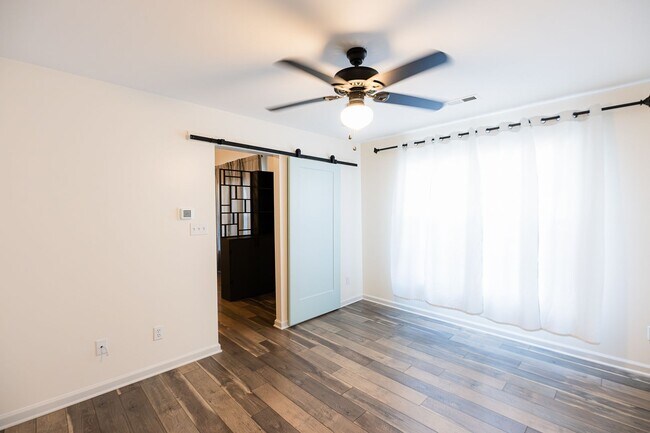 Building Photo - Beautifully updated 2-bedroom 2-bathroom + LOFT/OFFICE townhome in NW Greensboro.