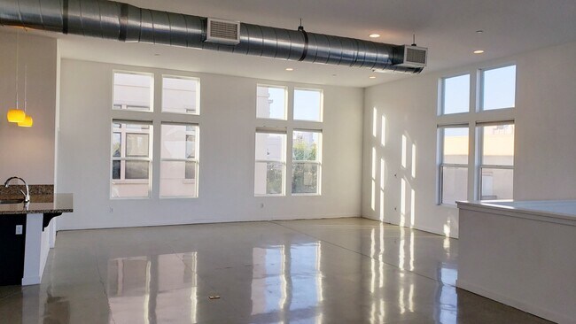 Building Photo - Santa Ana Loft