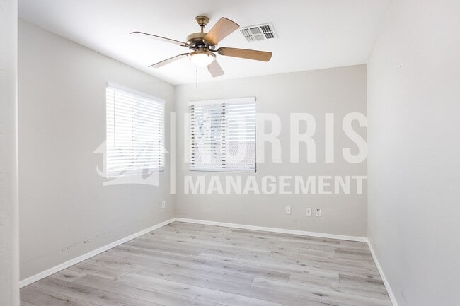 Building Photo - 1553 E Alba Dr
