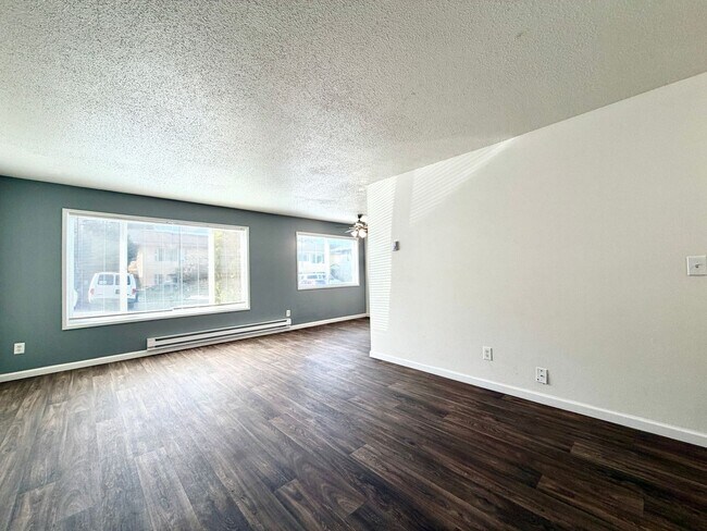 Building Photo - **$750 DEPOSIT + FREE FIRST MONTH'S RENT** Spacious Main Floor Unit~ Great Natural Light~ Updated...