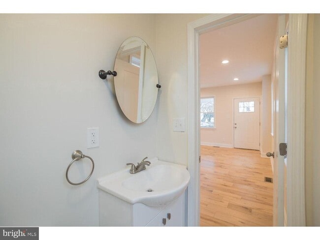 Building Photo - 253 Iona Ave