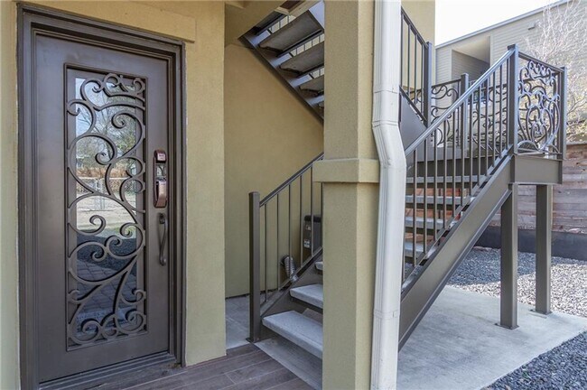 Building Photo - 1 bedroom In Unique Duplex East of Downtown