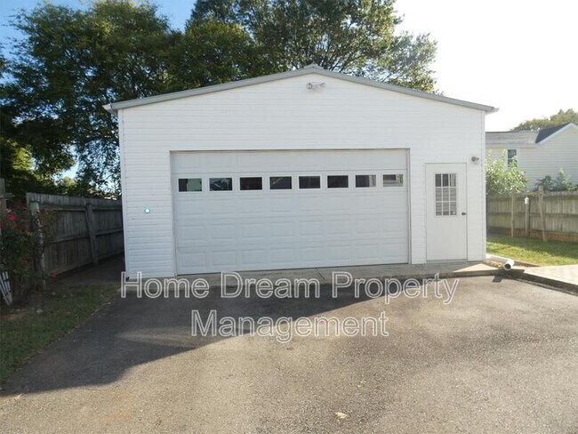 Building Photo - 2623 Van Buren St