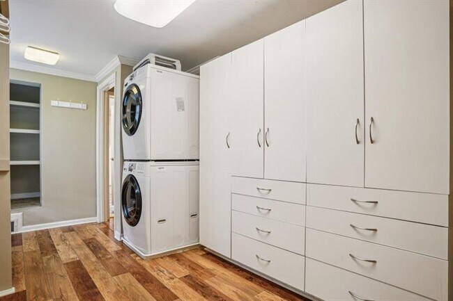 Building Photo - 615 Sycamore Dr