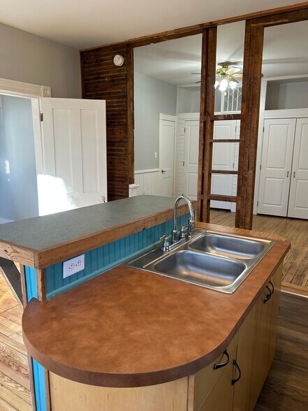 Building Photo - 1103 Oakwood Ave