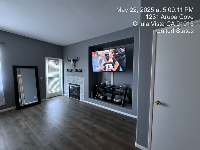Building Photo - FOR RENT – Modern Townhome in Eastlake