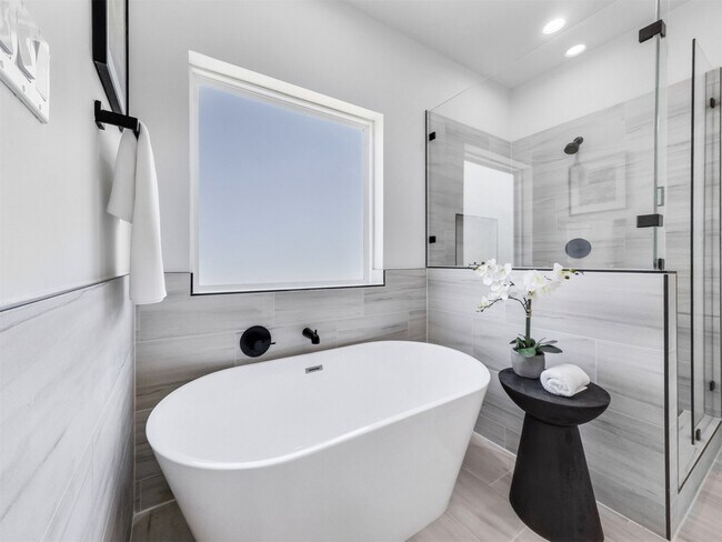 Building Photo - 2410 Vaughn St