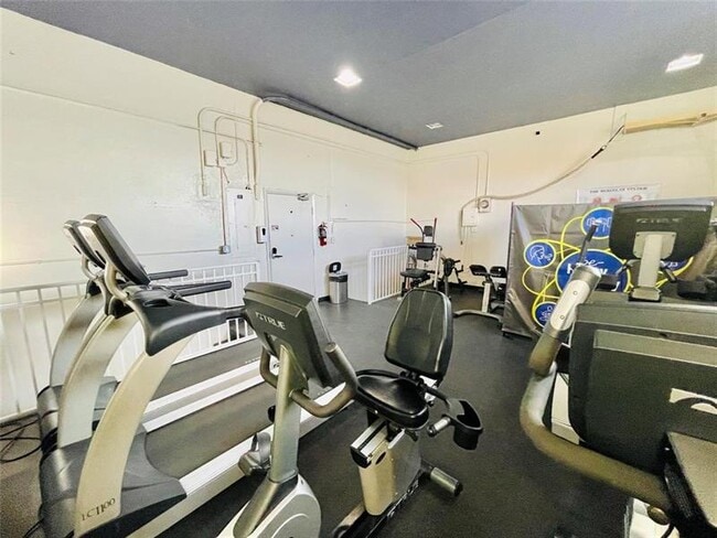 Building Photo - 670 Tennis Club Dr