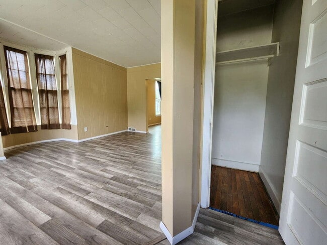 Building Photo - 2 Bedroom side by side / 421A Otter Ave Oshkosh