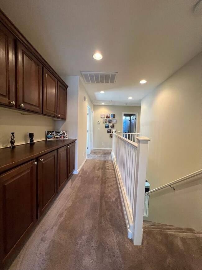 Building Photo - ABSOLUTELY AMAZING! Large 4 bedroom 2 stor...