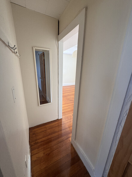 Building Photo - 38 Hanson St