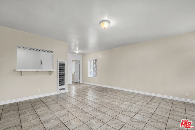 Building Photo - 522 E Kelso St
