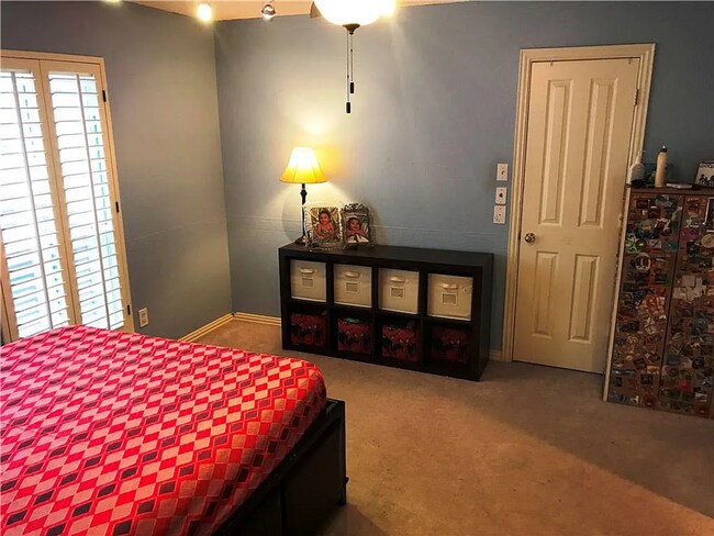 Building Photo - A charming 3-bedroom, 2-bath single-family home in Irving, Texas featuring spacious living areas,...