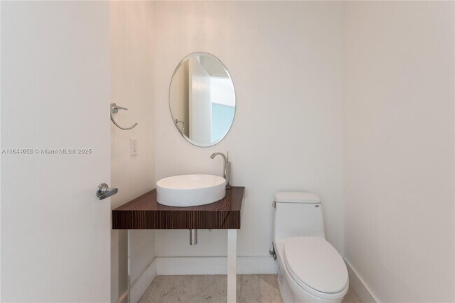 Building Photo - 2711 S Ocean Dr
