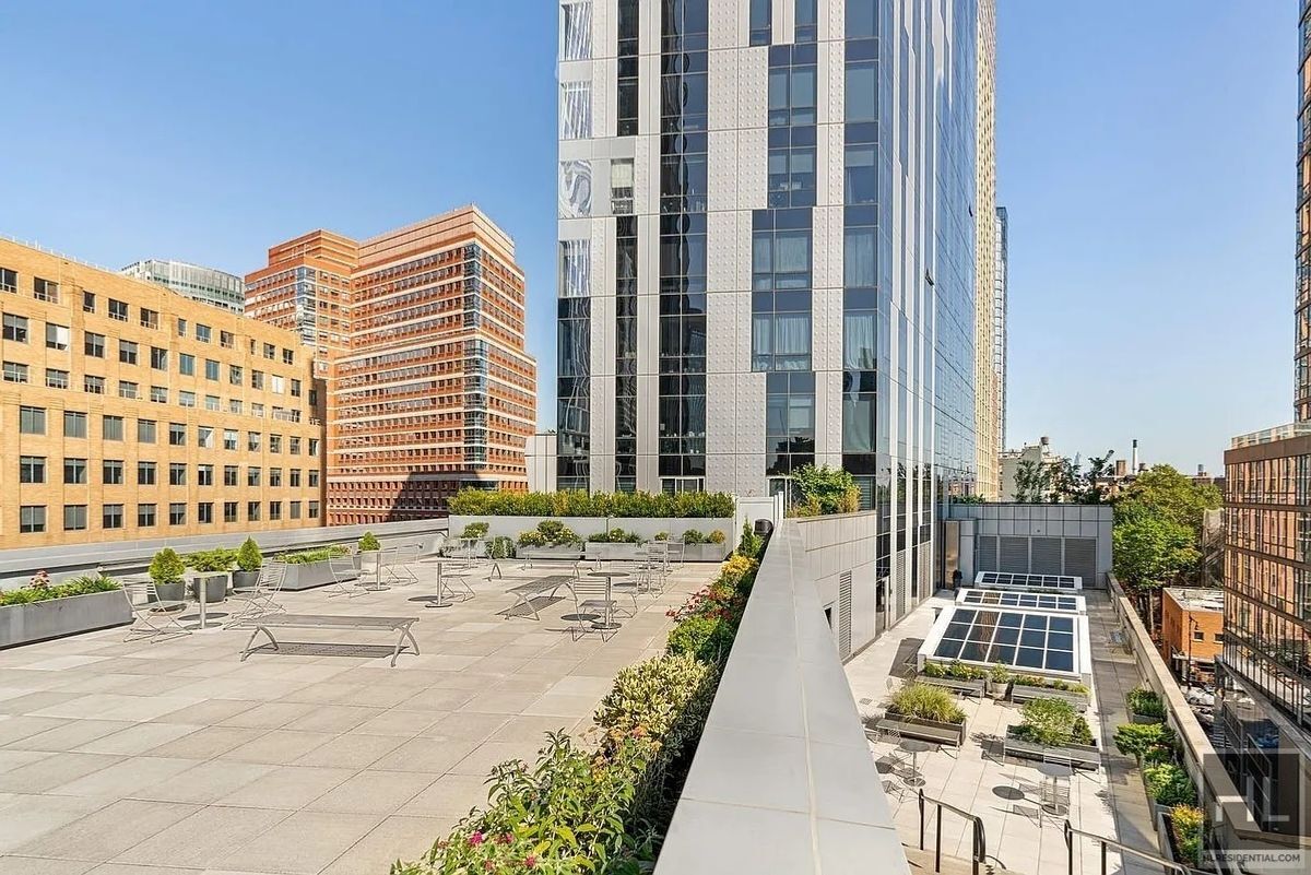 Building Photo - Furnished 2bed/2bath Penthouse w/Views