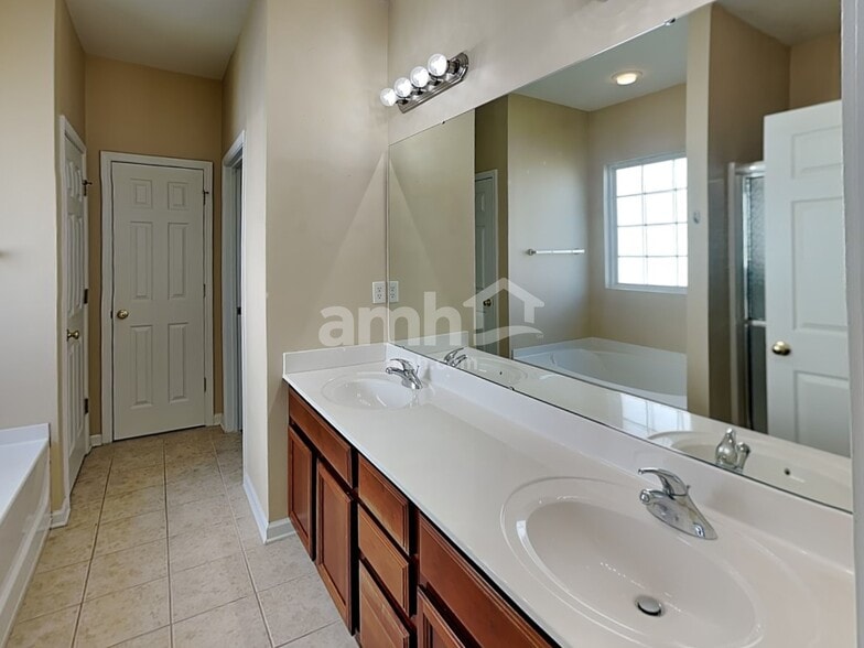 Building Photo - 11225 Amherst Glen Dr