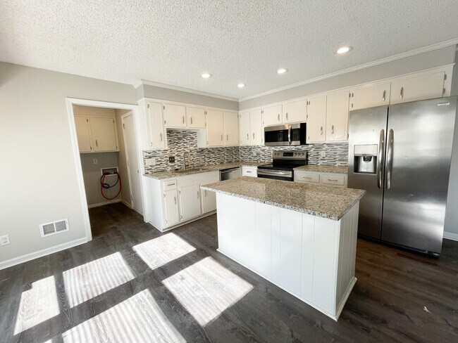 Building Photo - 306 Lloydwood Dr