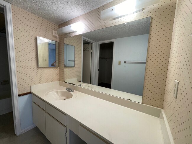Building Photo - 2120 El Paseo St