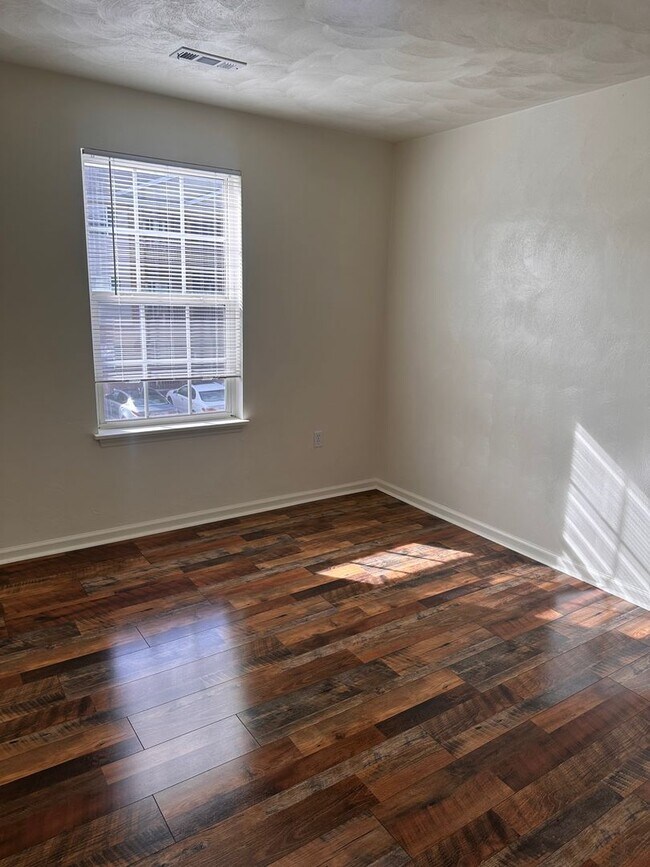 Building Photo - 4 Bedroom 2 Bath Apartment 2nd Floor