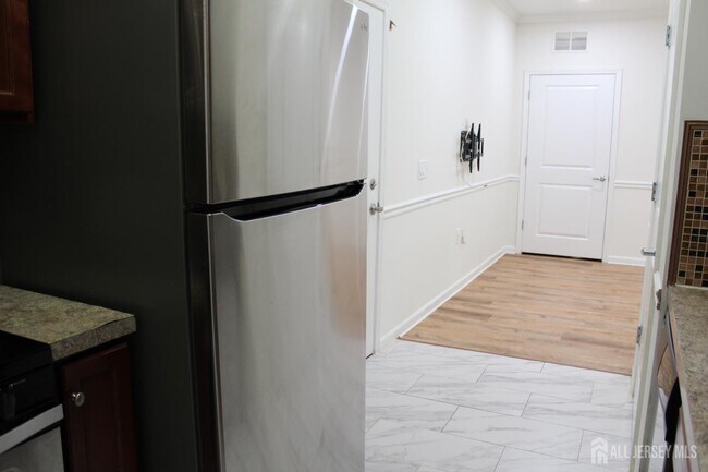 Building Photo - 611 Doral Ct