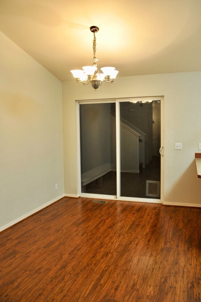 Building Photo - 4 bed 3 bath home with second living room