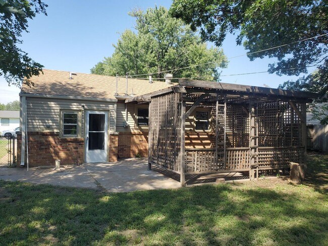 Building Photo - Single family home Recently renovated, mov...