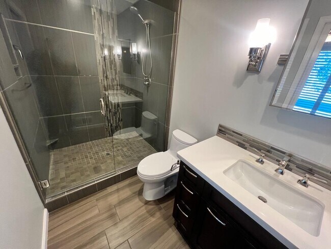 Building Photo - 1595 Calle De Stuarda