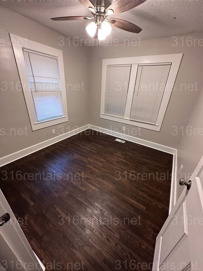 Building Photo - $1050 - 3 bedroom / 1 bathroom - Single Fa...