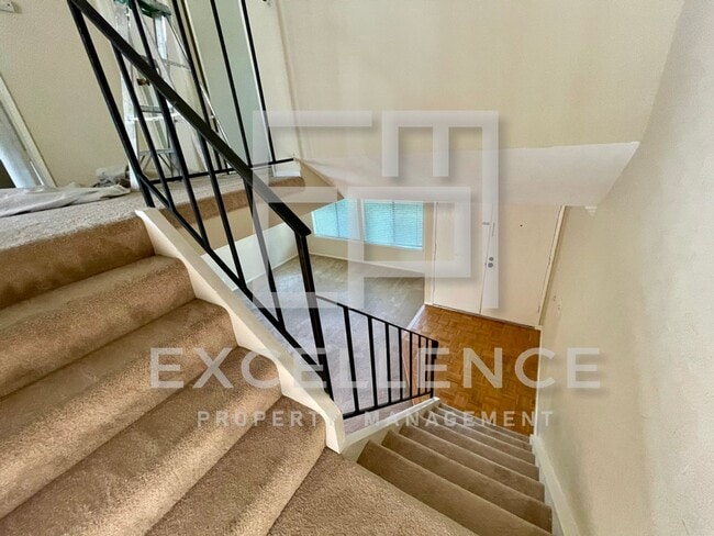 Building Photo - 3/1.5 Townhouse, 2 Car Garage, One Pet Neg...