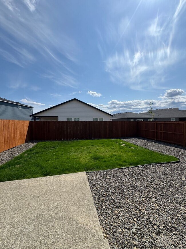 Building Photo - HUGE PET FRIENDLY